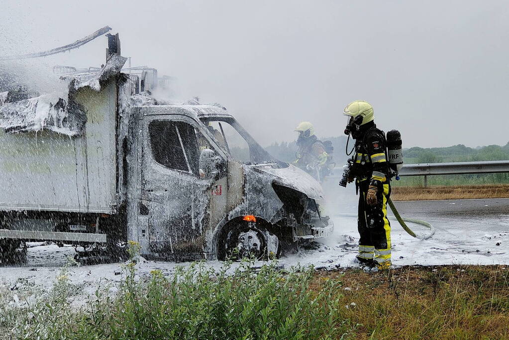 Bakwagen volledig uitgebrand