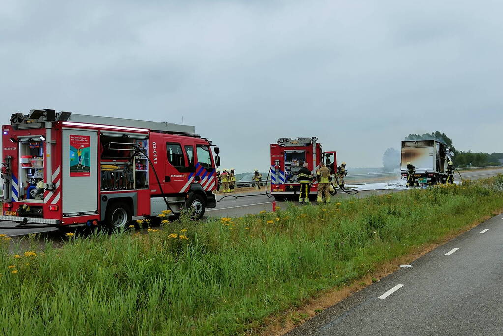 Bakwagen volledig uitgebrand