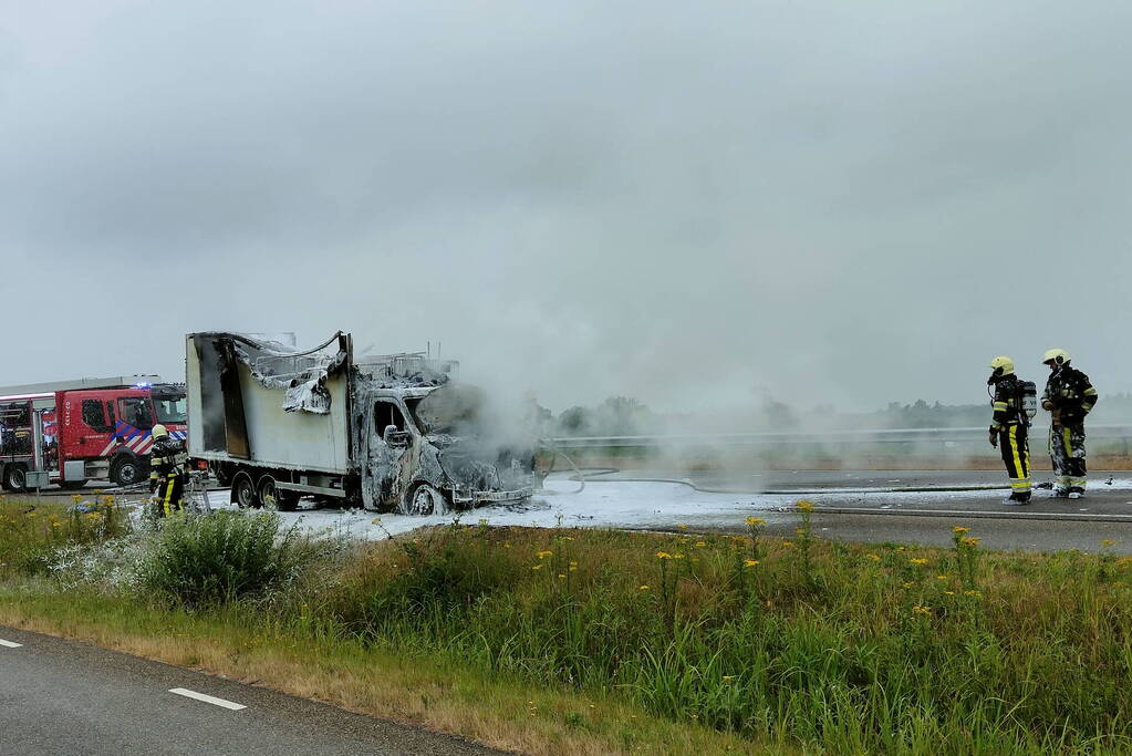 Bakwagen volledig uitgebrand
