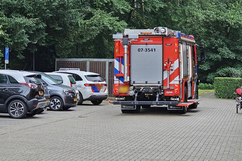 Kind met vinger vast in hometrainer