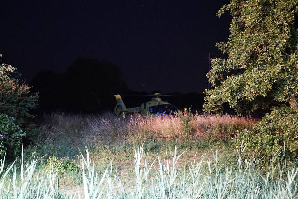Meerdere gewonden nadat auto op zijn kop in sloot belandt