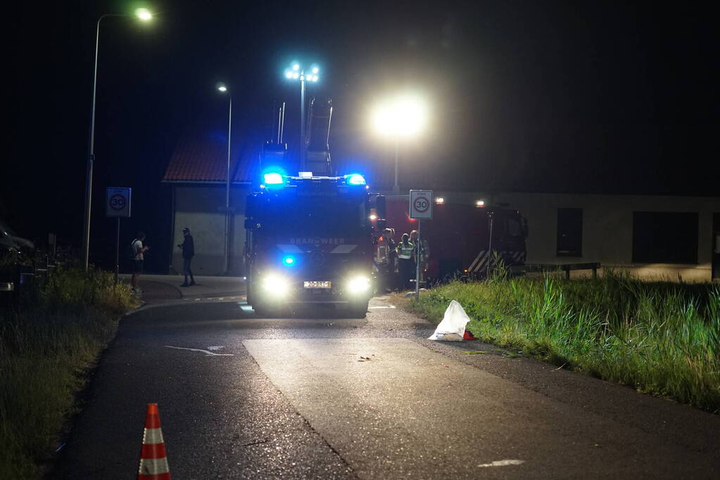Meerdere gewonden nadat auto op zijn kop in sloot belandt