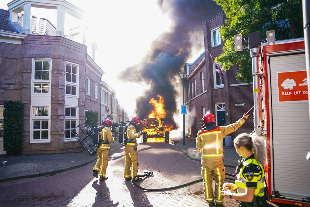 Hoogwerker door brand verwoest