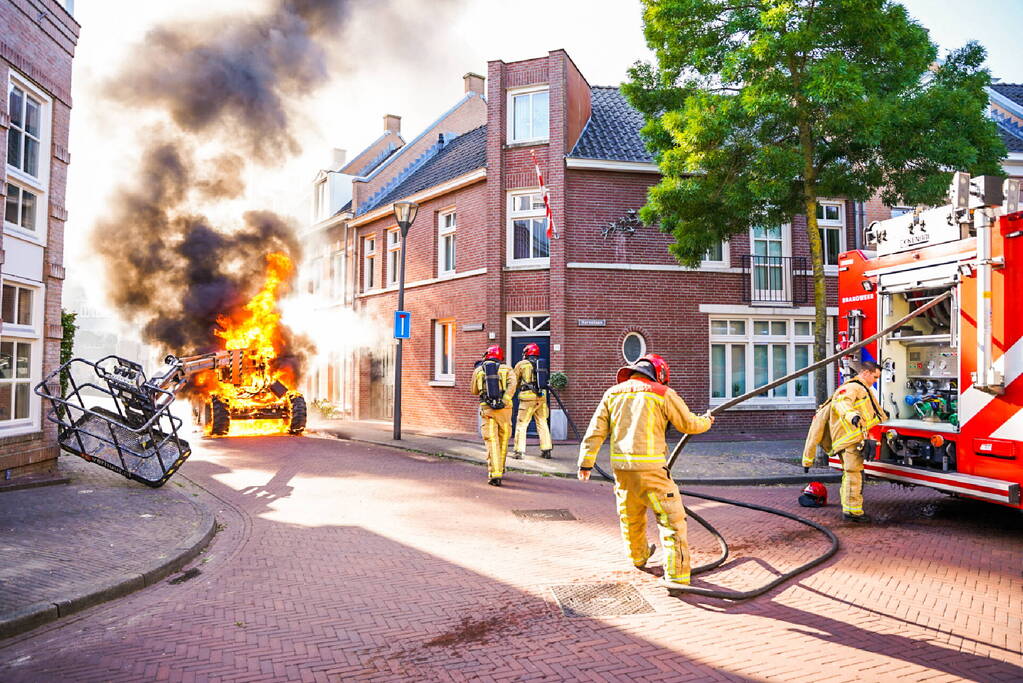 Hoogwerker door brand verwoest
