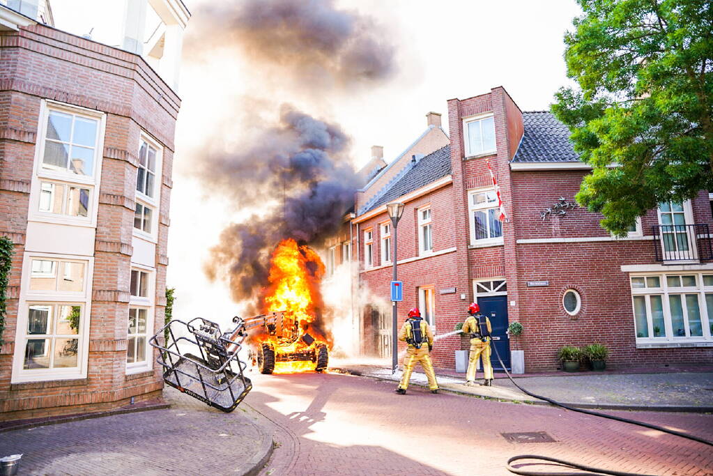 Hoogwerker door brand verwoest
