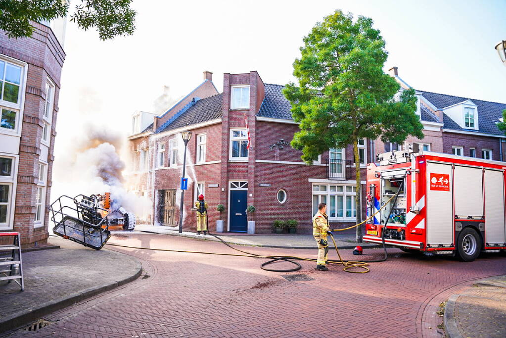 Hoogwerker door brand verwoest