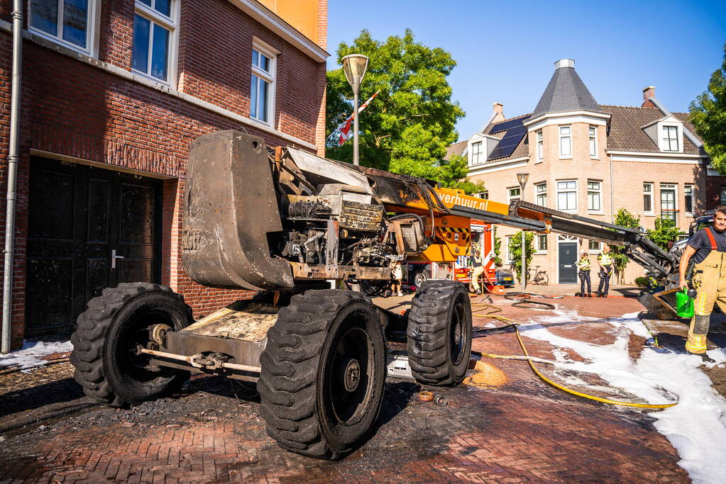 Hoogwerker door brand verwoest