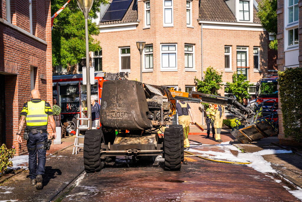 Hoogwerker door brand verwoest