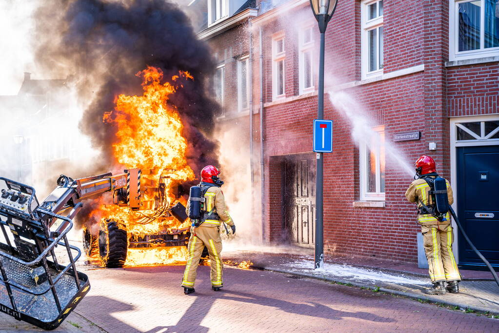 Hoogwerker door brand verwoest