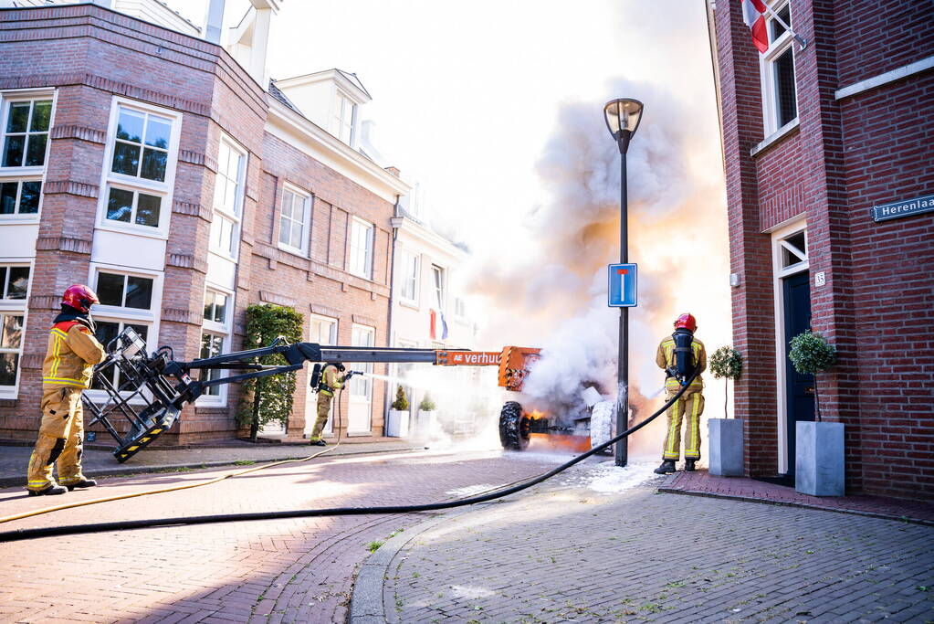 Hoogwerker door brand verwoest
