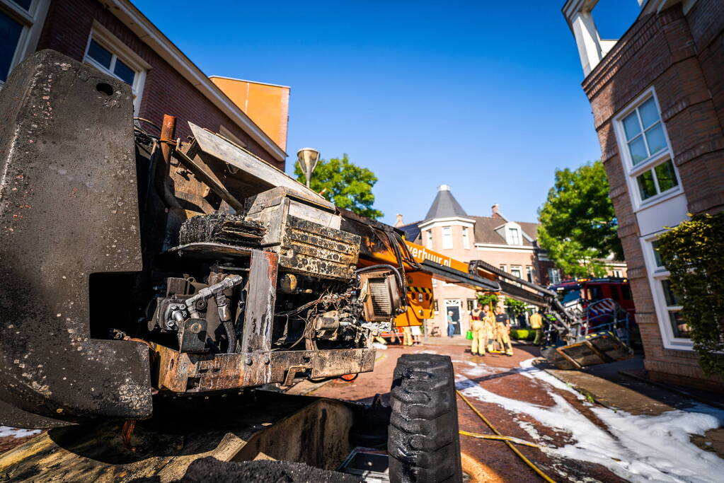 Hoogwerker door brand verwoest