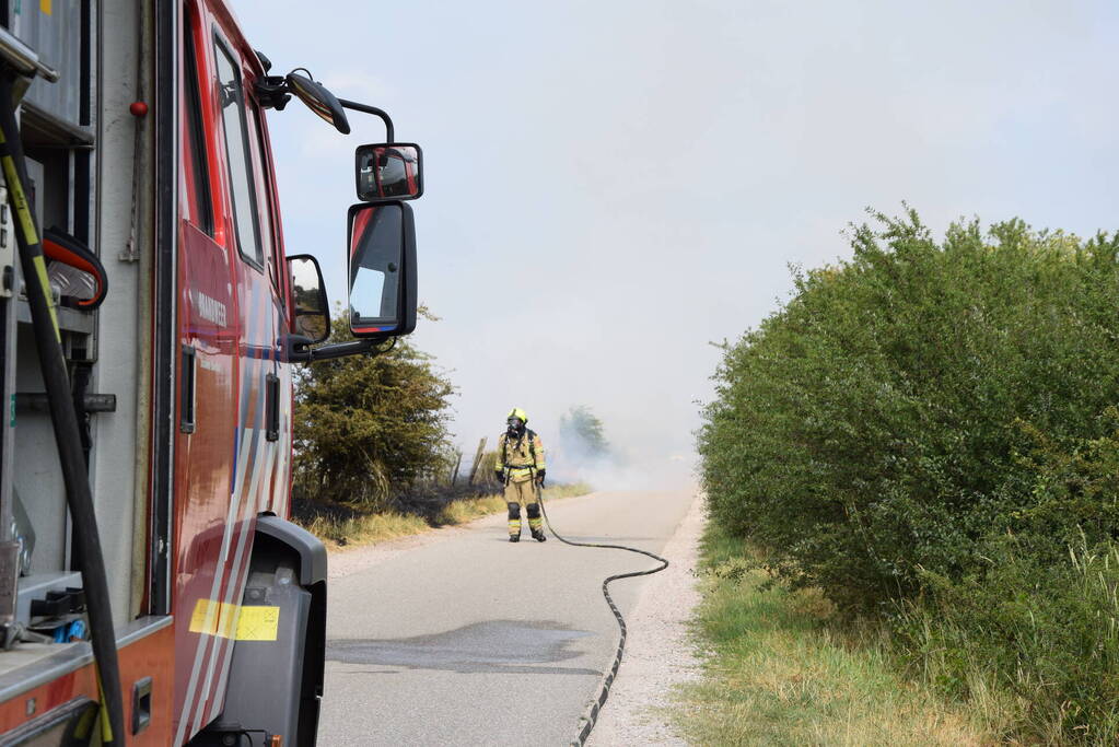 Flinke rook bij brand in berm