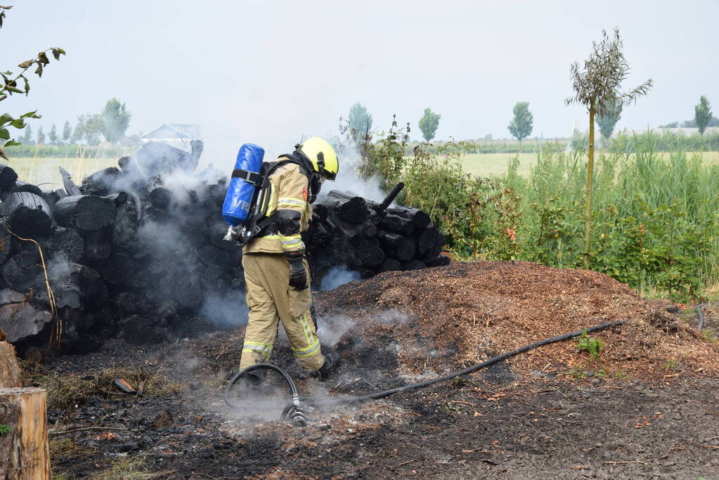 Hevige brand in stapel met houtblokken en snippers