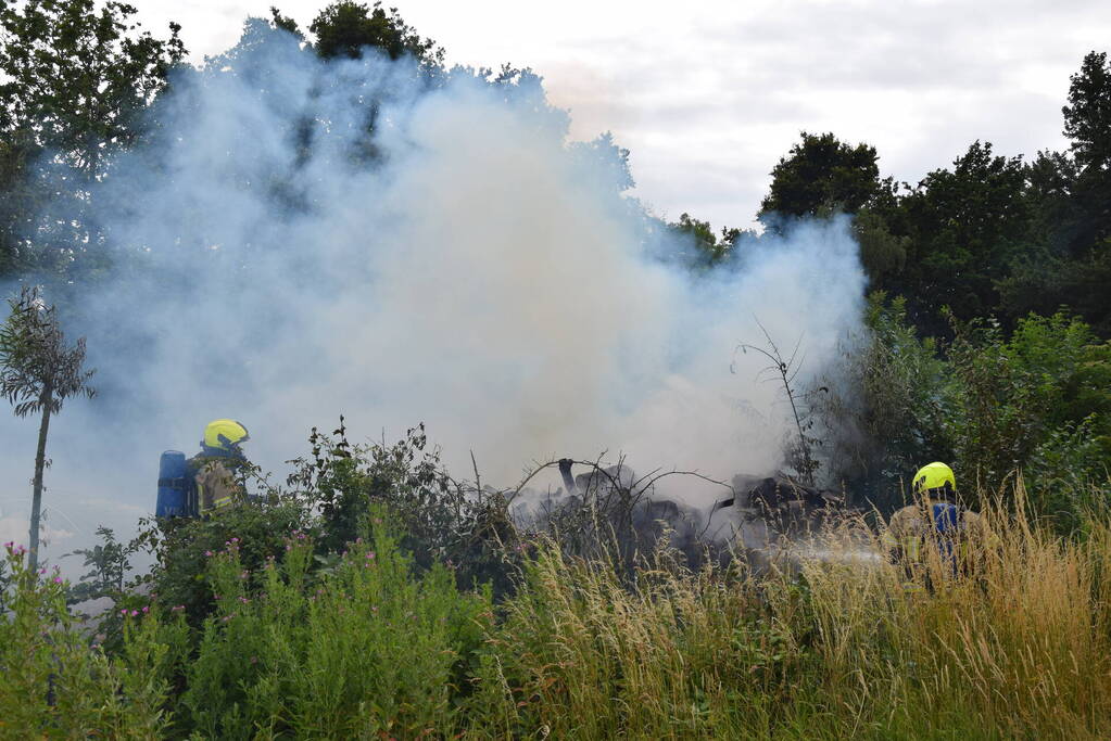 Hevige brand in stapel met houtblokken en snippers