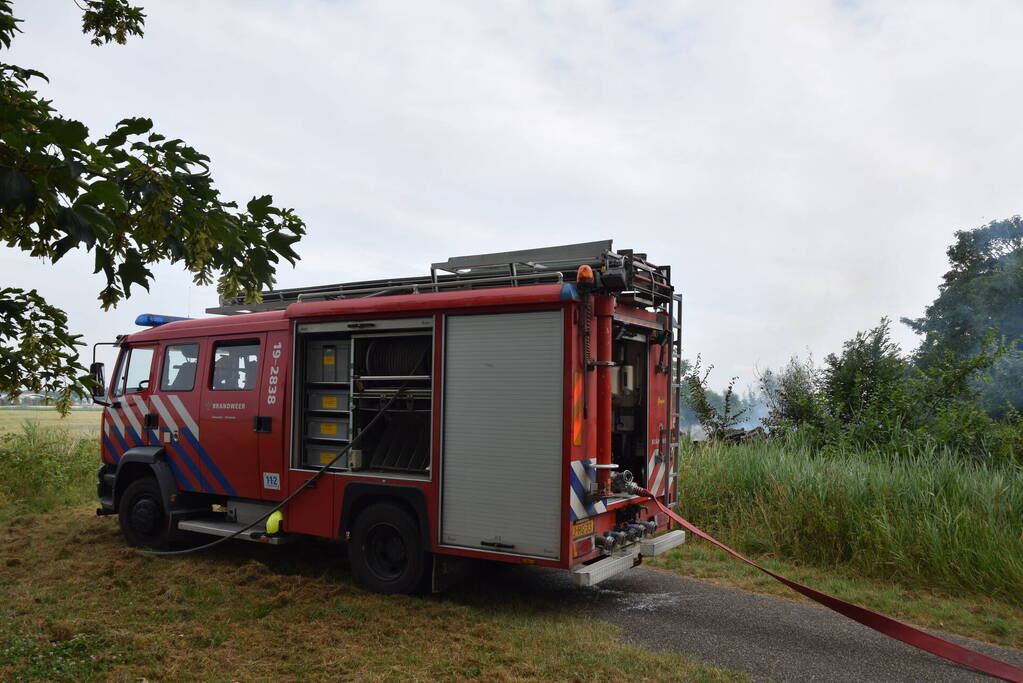 Hevige brand in stapel met houtblokken en snippers