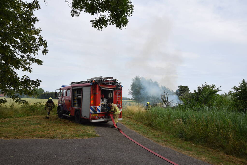 Hevige brand in stapel met houtblokken en snippers