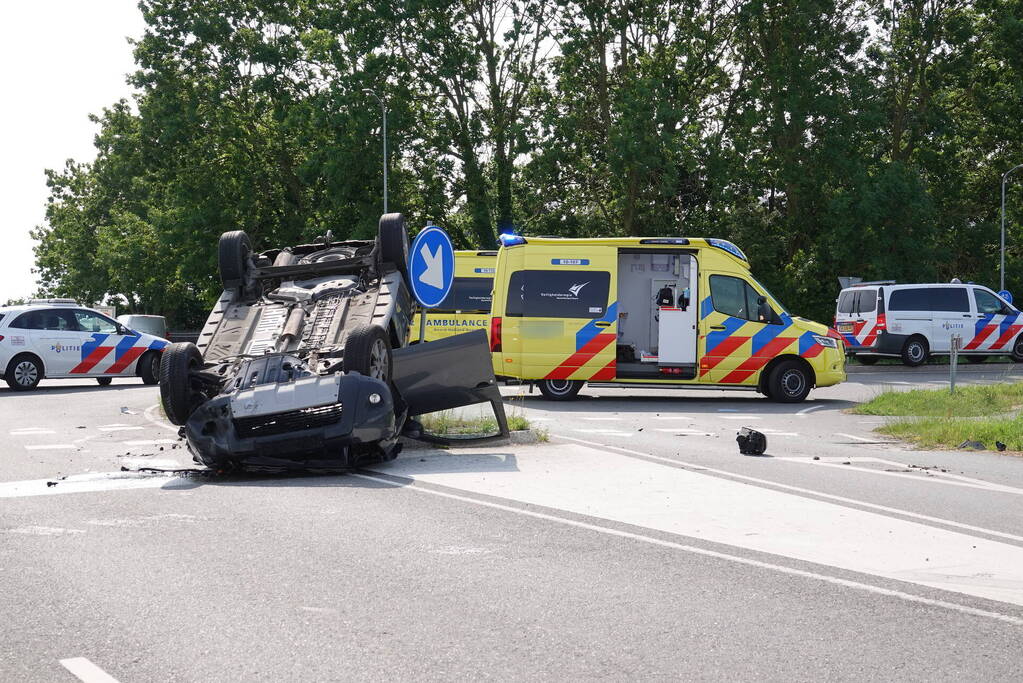Auto komt op de kop tot stilstand