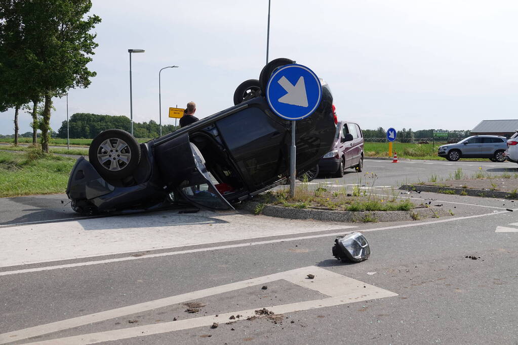 Auto komt op de kop tot stilstand