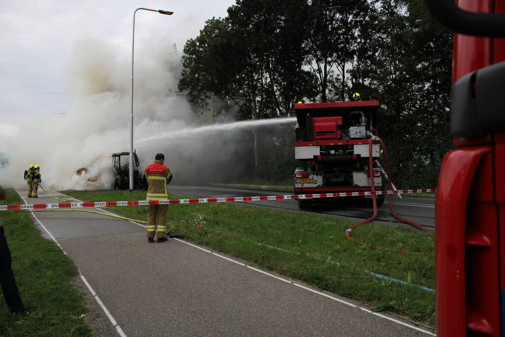 Tractor met strowagen uitgebrand