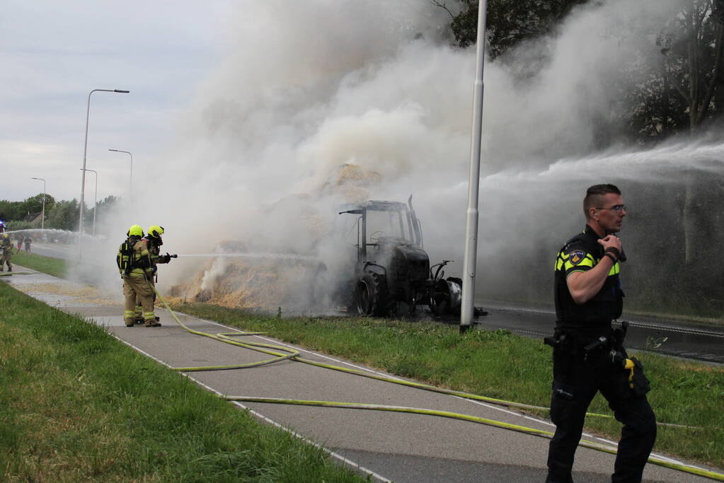Tractor met strowagen uitgebrand
