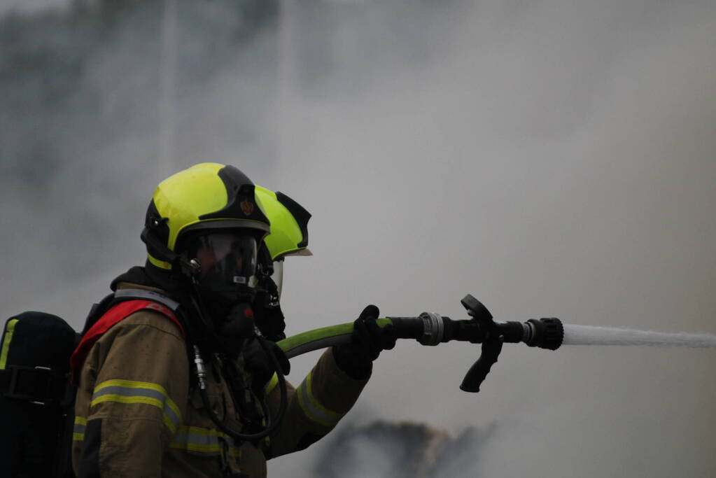 Tractor met strowagen uitgebrand