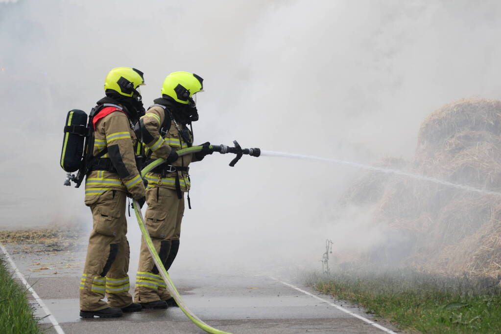 Tractor met strowagen uitgebrand