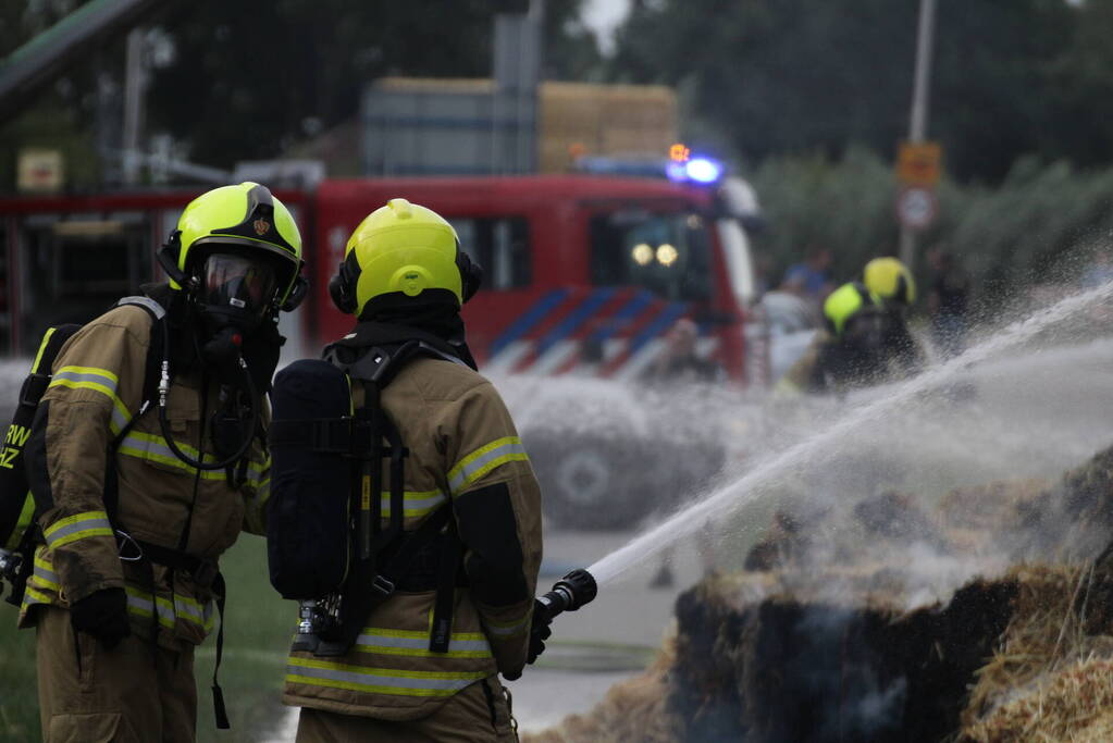 Tractor met strowagen uitgebrand