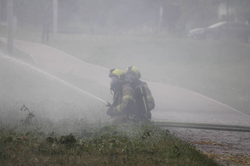 Tractor met strowagen uitgebrand