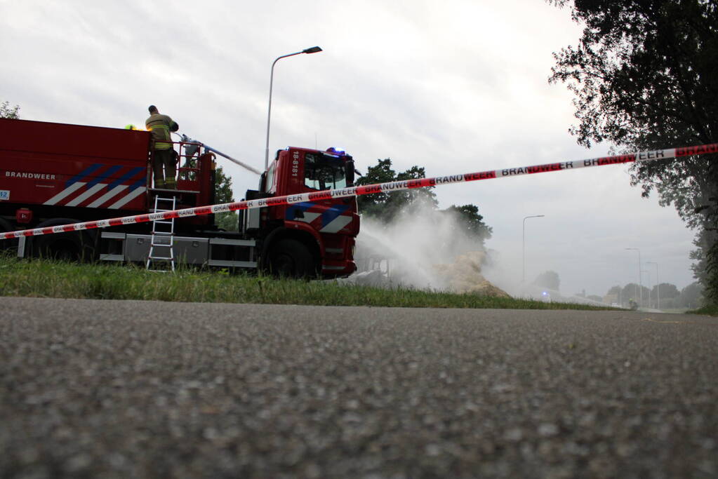 Tractor met strowagen uitgebrand