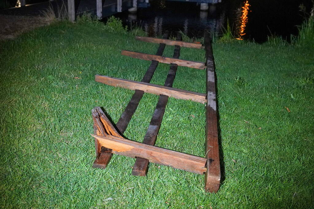 Auto vast op voetgangersbrug