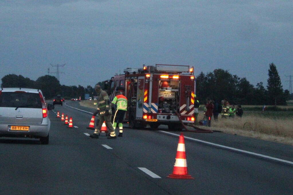 Personenauto uitgebrand op snelweg