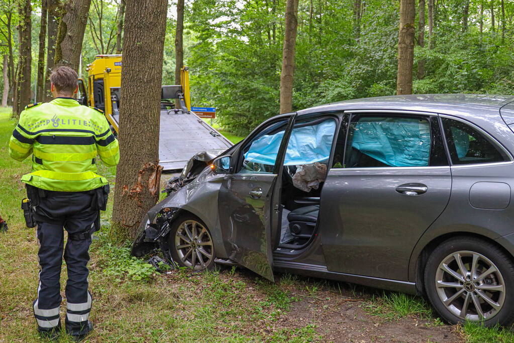 Automobilist komt tegen boom tot stilstand