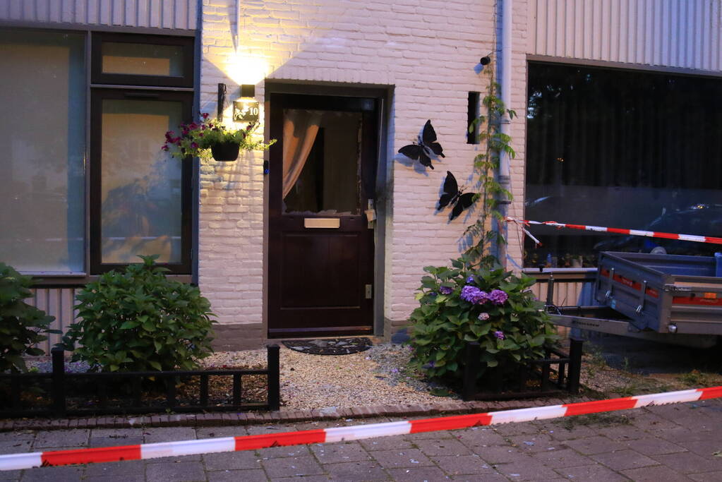 Explosie bij voordeur van woning
