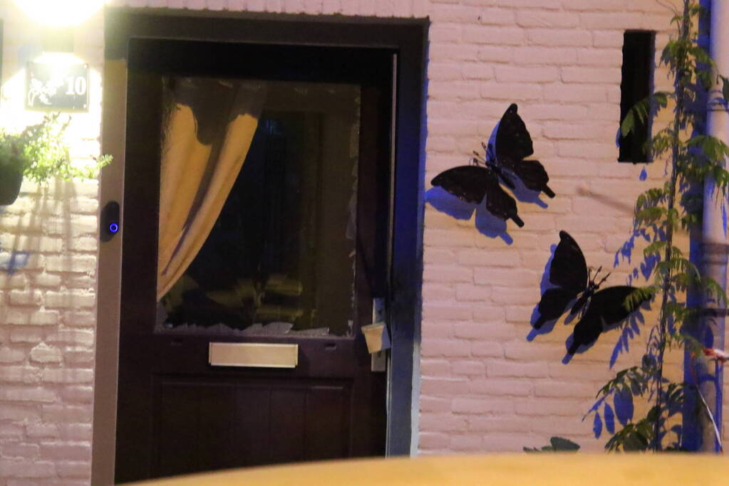 Explosie bij voordeur van woning