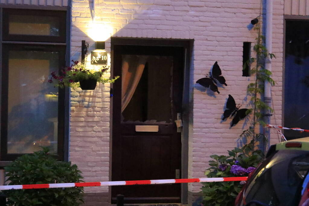 Explosie bij voordeur van woning