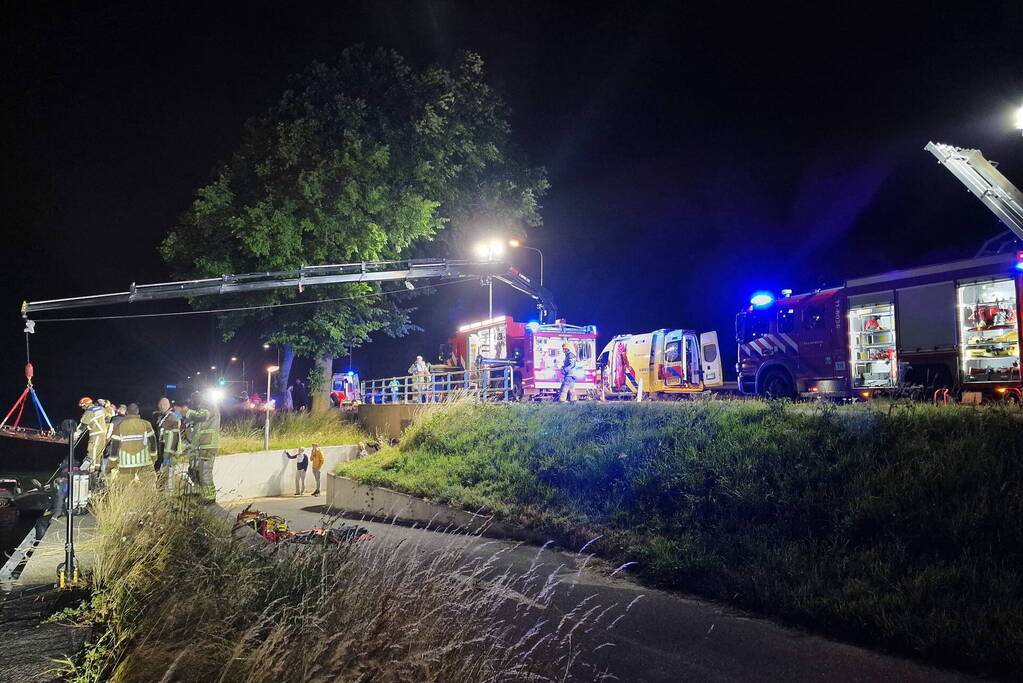 Zwaargewonden nadat auto te water raakt