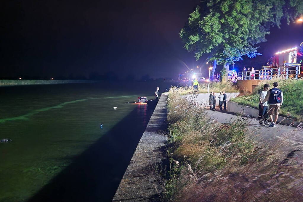 Zwaargewonden nadat auto te water raakt
