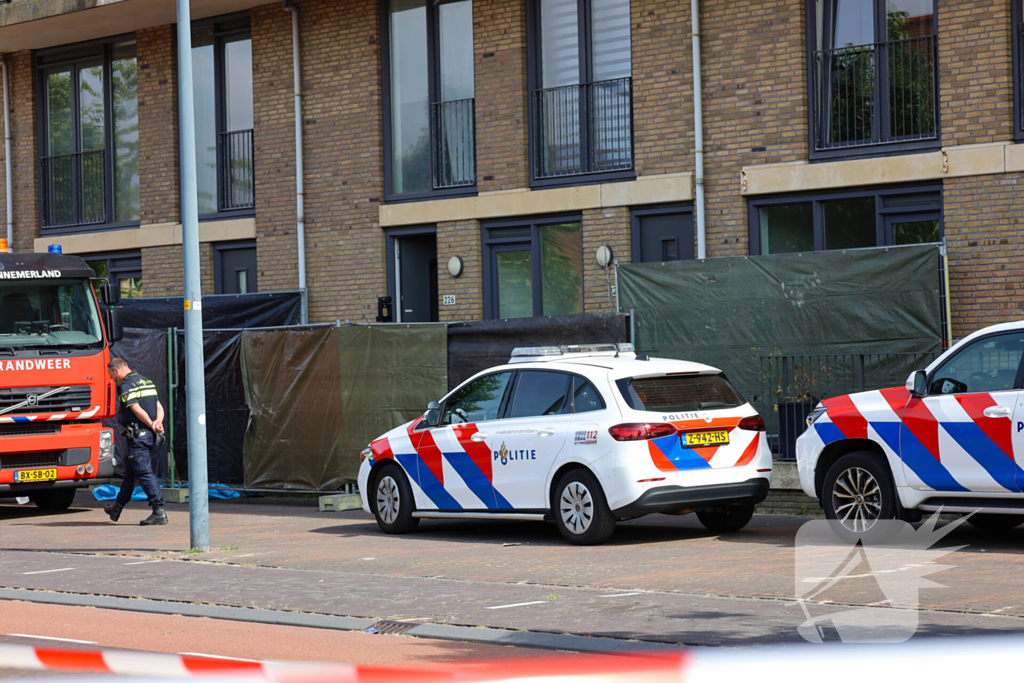 Twee personen overleden na steekpartij, politieagenten gewond naar ziekenhuis