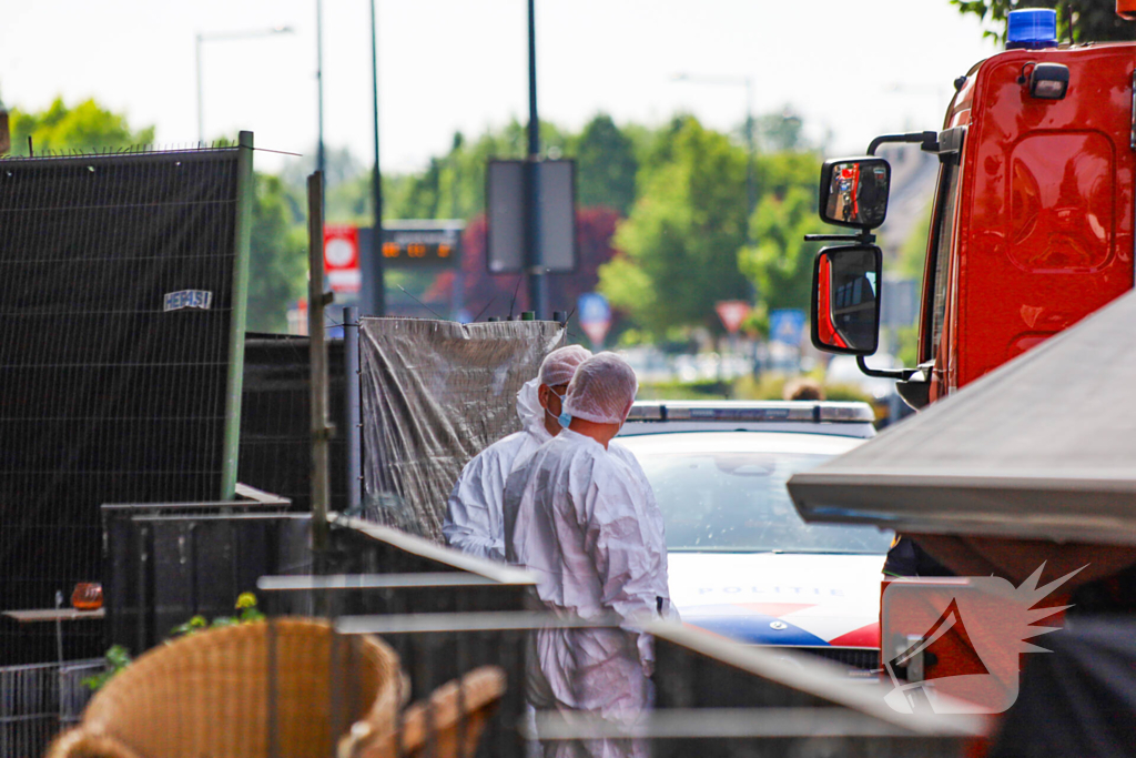 Twee personen overleden na steekpartij, politieagenten gewond naar ziekenhuis