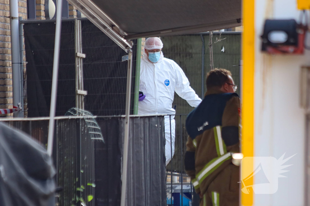 Twee personen overleden na steekpartij, politieagenten gewond naar ziekenhuis