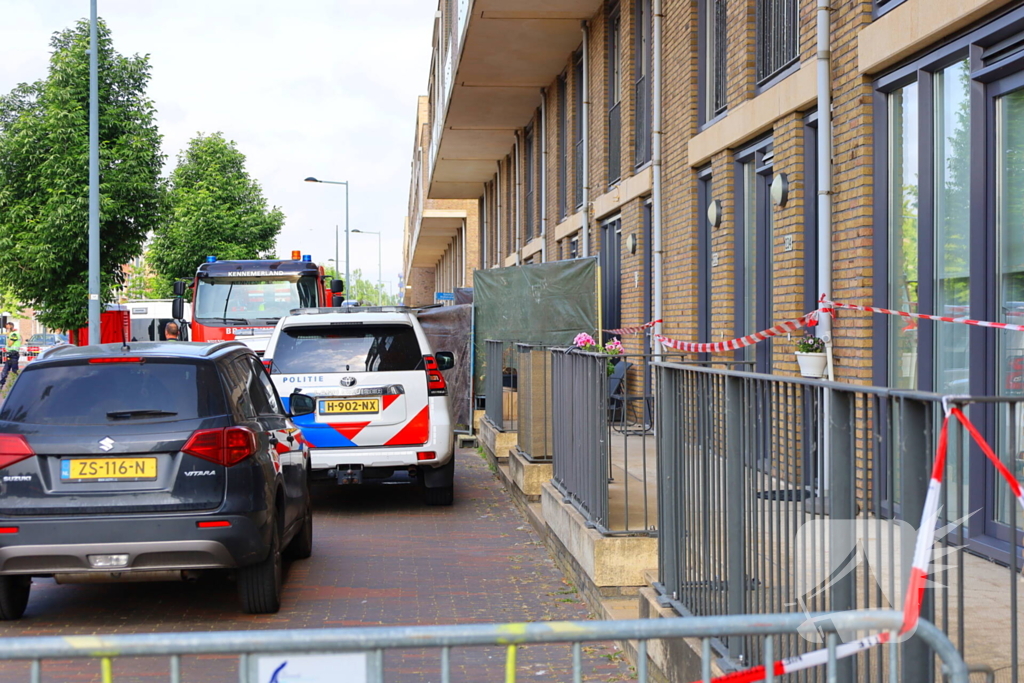 Twee personen overleden na steekpartij, politieagenten gewond naar ziekenhuis