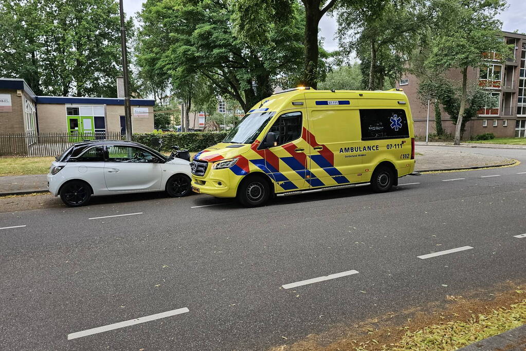 Fietser en scooterrijder botsen op kruispunt