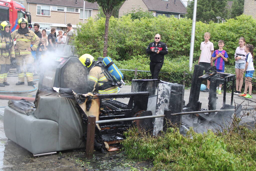 Afval en container in brand gestoken
