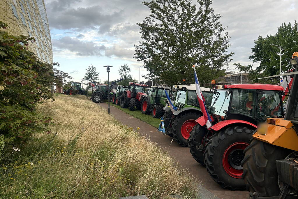 Boeren met traktoren naar gemeentehuis