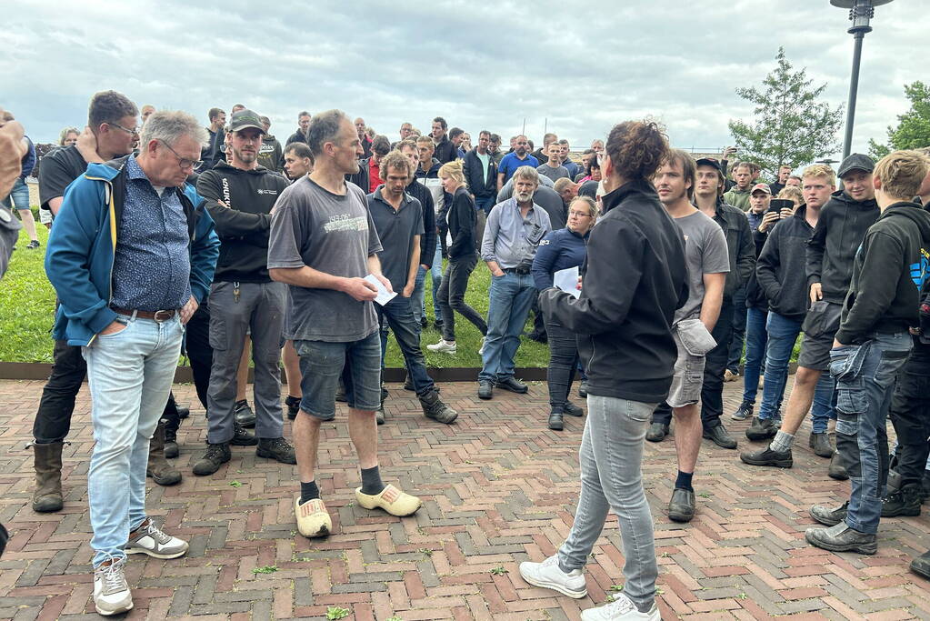 Boeren met traktoren naar gemeentehuis
