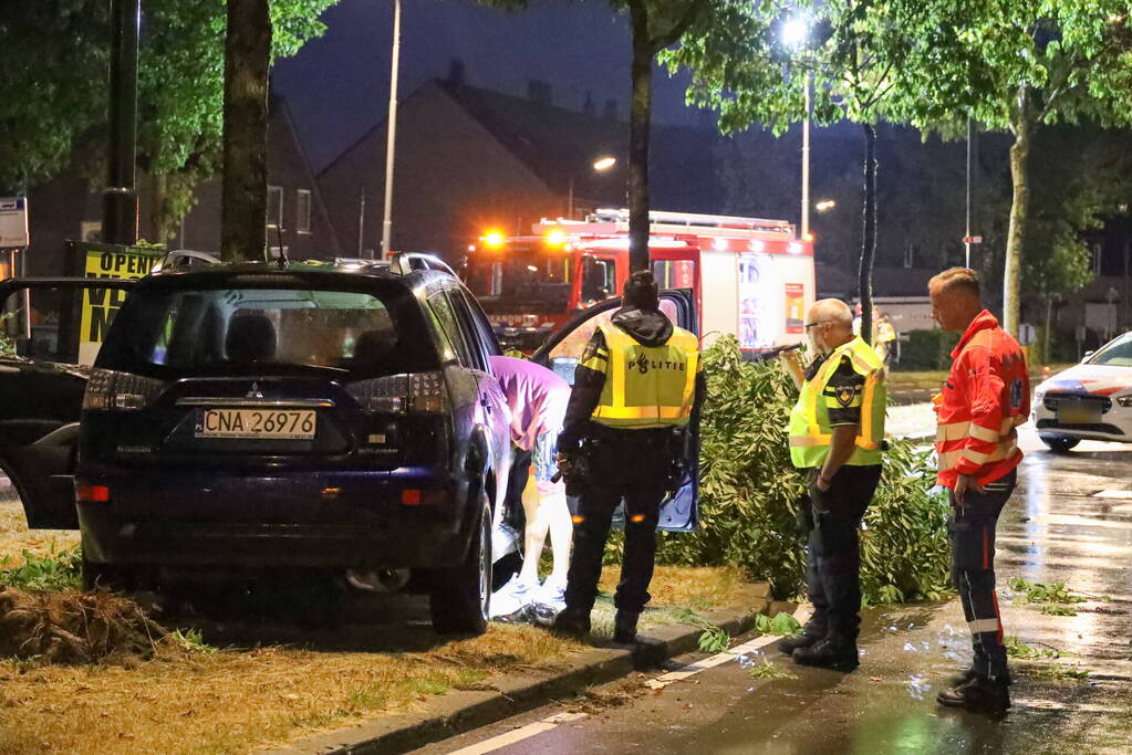 LPG-tank auto lek na botsing met boom