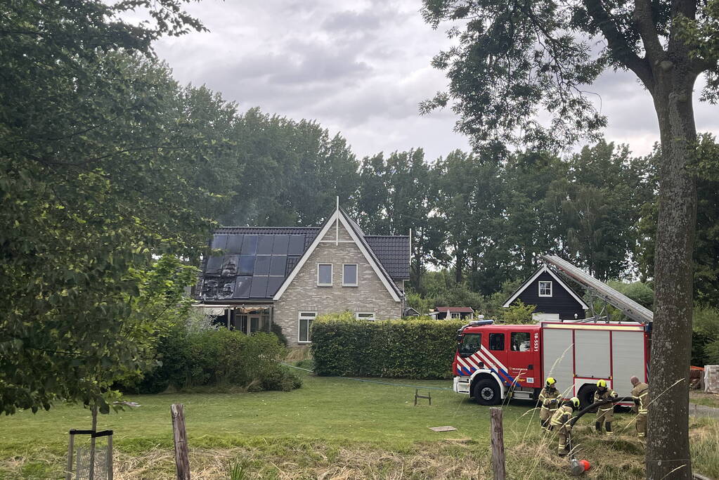 Flinke rookontwikkeling bij brand in zonnepanelen op dak van woning