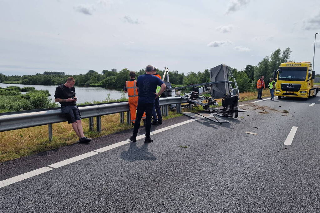 Auto met hoogwerker botst op vangrail