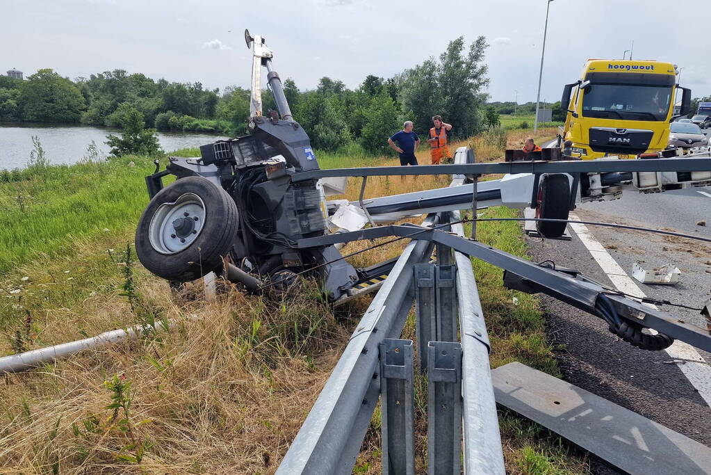 Auto met hoogwerker botst op vangrail