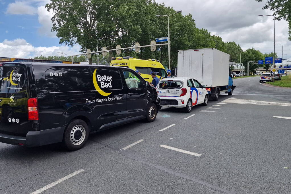 Vier auto's botsen op elkaar